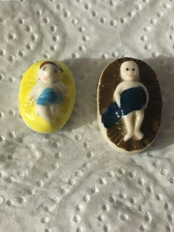 2 Feves Porcelaine Petit Jesus Crêche